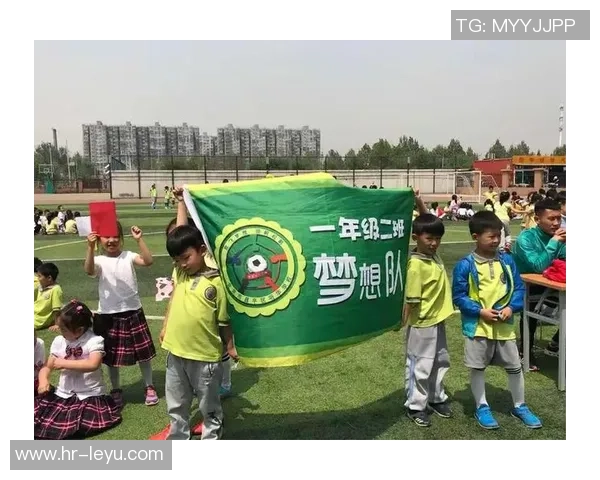 春风送暖足球梦扬帆起航青春激情在绿茵场上绽放